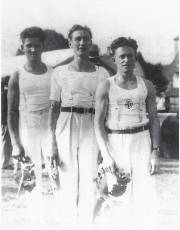 1932 – Uttinger Männerturnriege (Bartl Reindl, Wastl Jausel, unbek.)