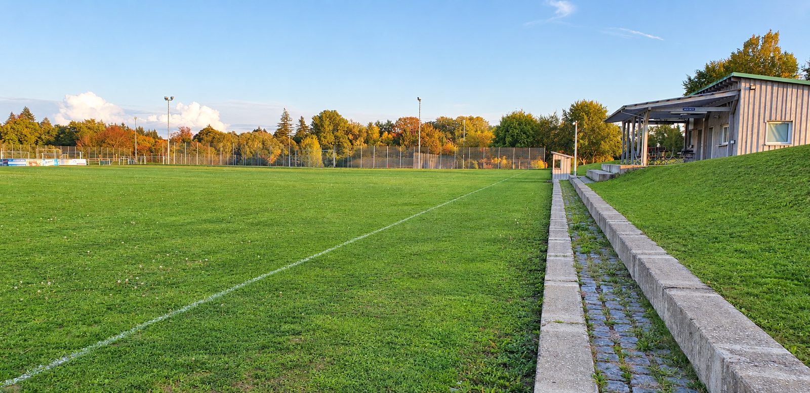 Fußballplatz mit Fußballhütte des TSV Utting an der Auraystraße