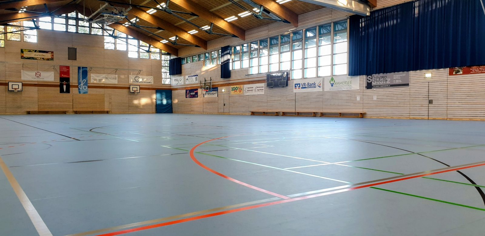 Sporthalle Auraystraße in Utting – Innenansicht der 2,5-fach Turnhalle